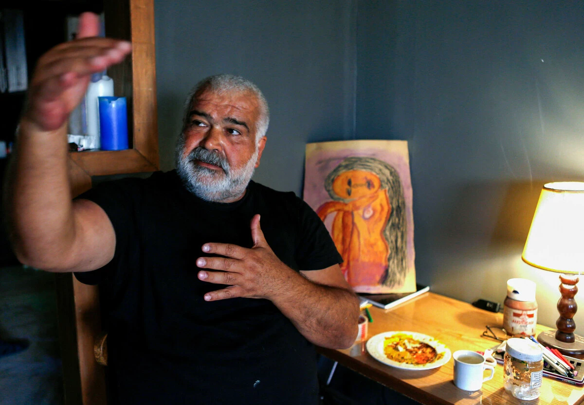 L'écrivain Khaled Khalifa lors d'une interview à son domicile dans la capitale syrienne Damas, le 2 juin 2020. (Photo Louai Beshara AFP)