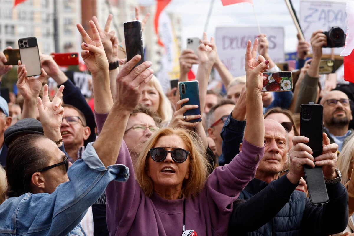 Environ un million de personnes manifestent à Varsovie contre le gouvernement