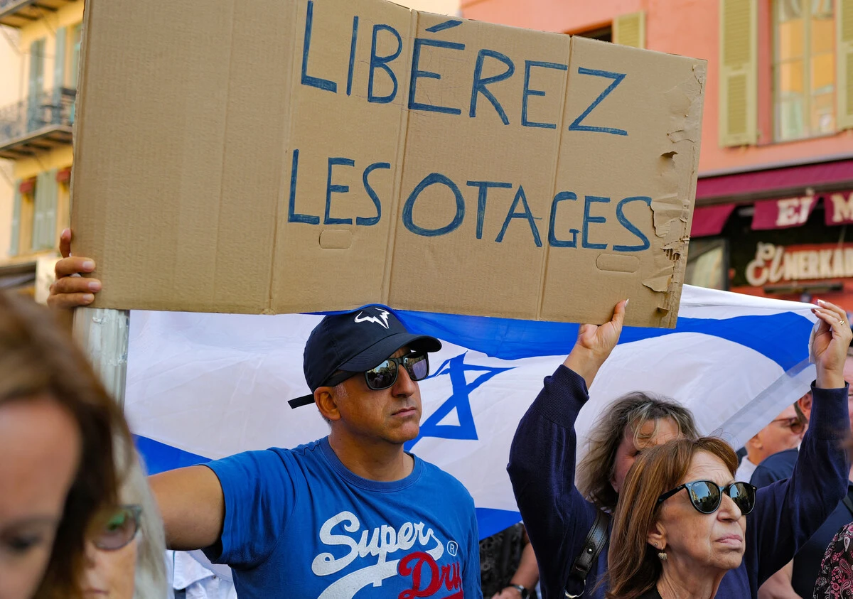 Un manifestant (à gauche) tient une pancarte sur laquelle on peut lire "Libérez les otages" lors d'un rassemblement de soutien au peuple d'Israël sur la Côte d'Azur, à Nice, le 9 octobre 2023. (Photo Valery Hache AFP)