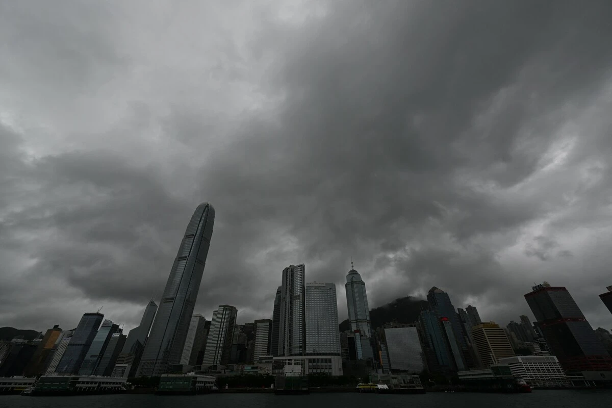 Hong Kong relève à nouveau le niveau d'alerte du typhon Koinu