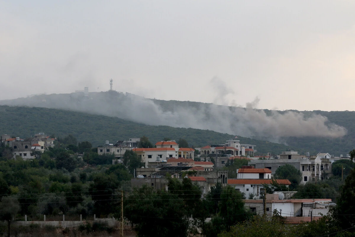 Des volutes de fumée se dégagent après un bombardement d'artillerie israélien à la périphérie du village frontalier d'Aita al-Shaab, au sud du Liban, depuis une position militaire israélienne surplombant la zone (en arrière-plan), le 9 octobre 2023. (Photo de Mahmoud Zayyat AFP)