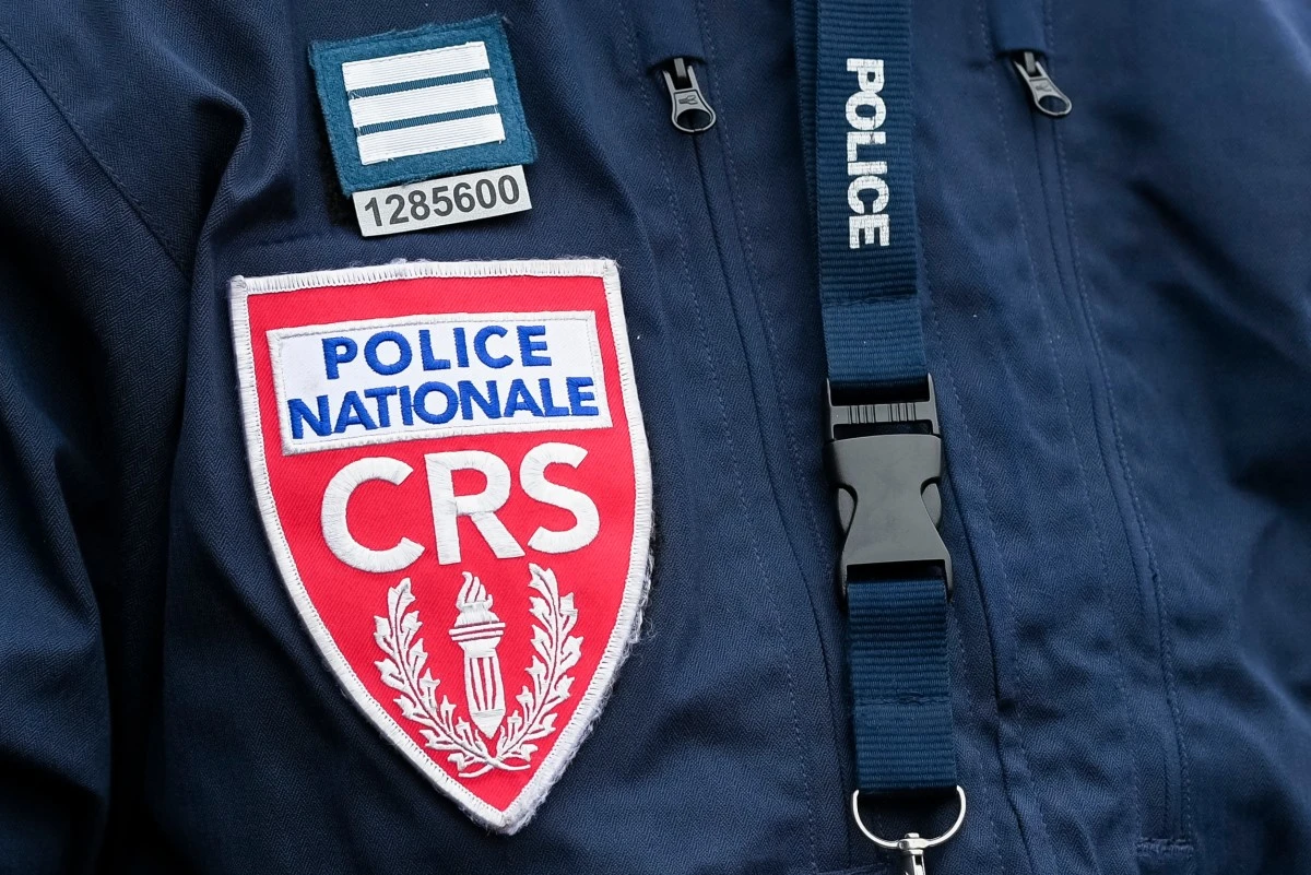 Le Conseil d'Etat ordonne de garantir le port effectif et la visibilité du matricule des policiers