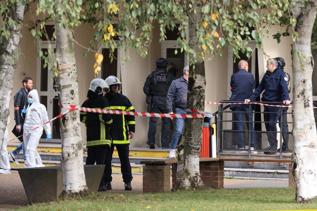 Des policiers français de l'unité tactique RAID et des sauveteurs se tiennent devant le lycée Gambetta à Arras, dans le nord-est de la France, le 13 octobre 2023, après qu'un enseignant a été tué et deux autres personnes gravement blessées lors d'une attaque au couteau, ont déclaré la police et les autorités régionales. (Photo par Denis Charlet AFP)