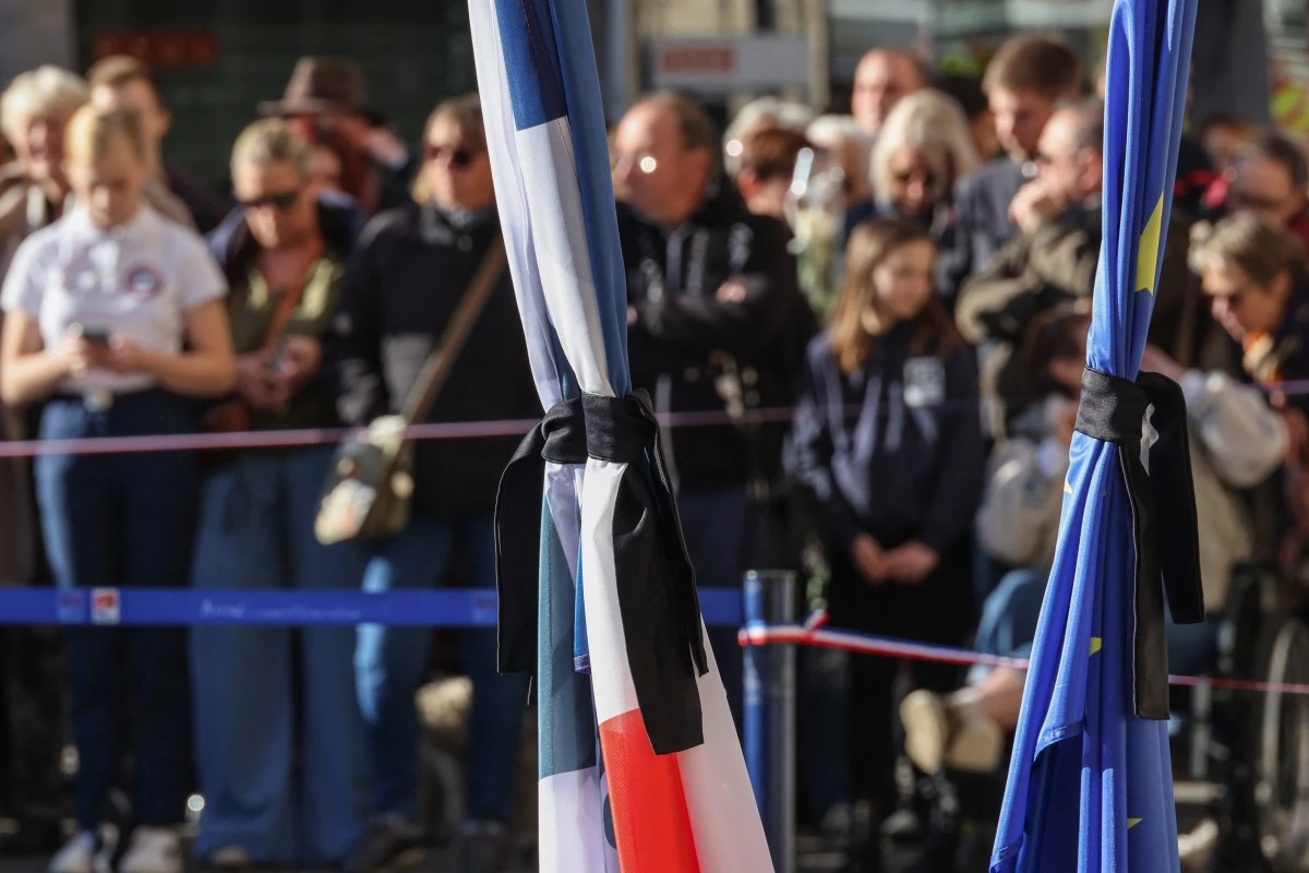 Après le choc, les écoles rendent hommage au professeur tué à Arras