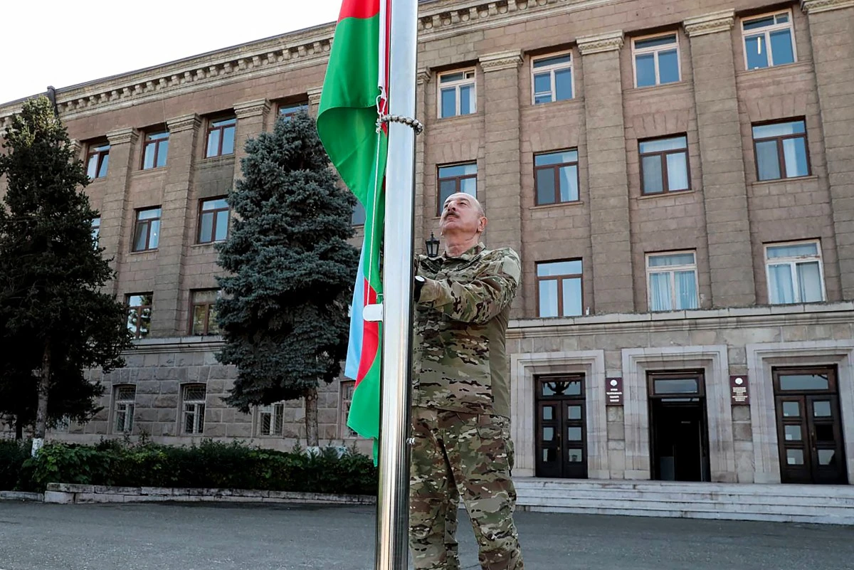 Le président azerbaïdjanais a hissé le drapeau national dans la capitale du Haut-Karabakh