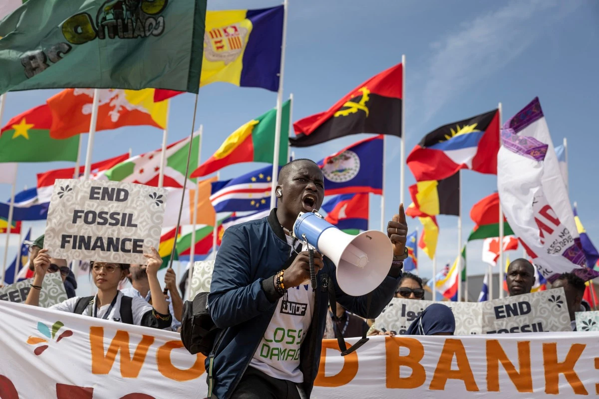 Des militants tiennent des pancartes lors d'une manifestation contre la pauvreté et le changement climatique pendant les réunions annuelles du Fonds monétaire international (FMI) et du Groupe de la Banque mondiale (GBM), à Marrakech, le 13 octobre 2023. (Photo Fadel Senna AFP)