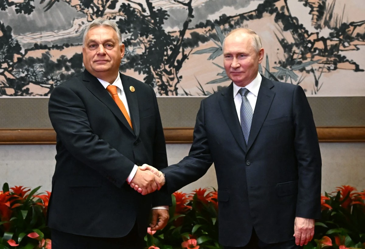 Cette photo de pool distribuée par l'agence publique russe Sputnik montre le président russe Vladimir Poutine rencontrant le Premier ministre hongrois Viktor Orban en marge du troisième Forum de la Ceinture et de la Route à Pékin, le 17 octobre 2023. (Photo Grigory Sysoyev POOL AFP)