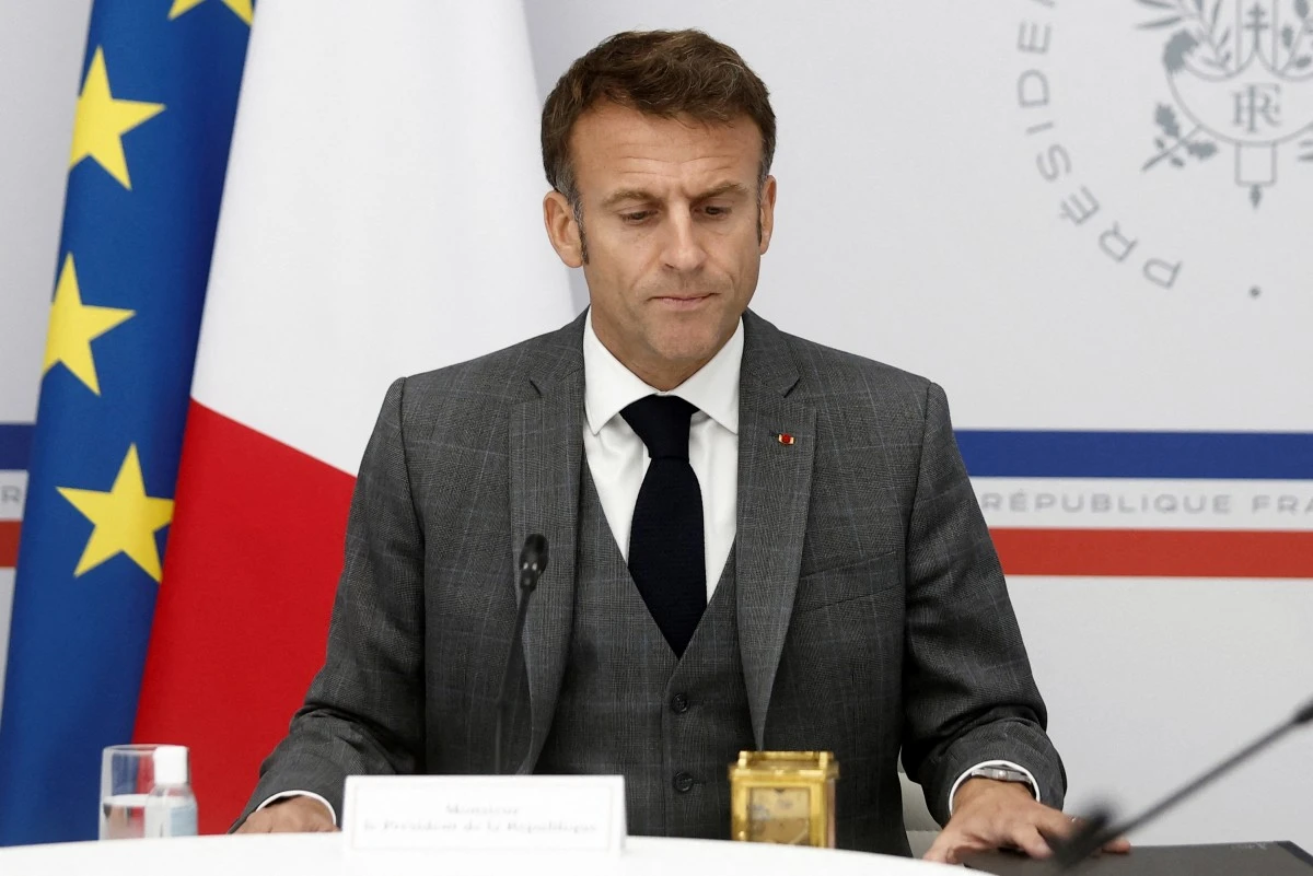 Le président français Emmanuel Macron participe à une vidéoconférence au palais présidentiel de l'Élysée, le 20 octobre 2023, avec les familles des otages français détenus à Gaza depuis leur capture en Israël lors de l'attaque lancée le 7 octobre par le mouvement islamiste palestinien Hamas. (Photo Benoit Tessier POOL AFP)