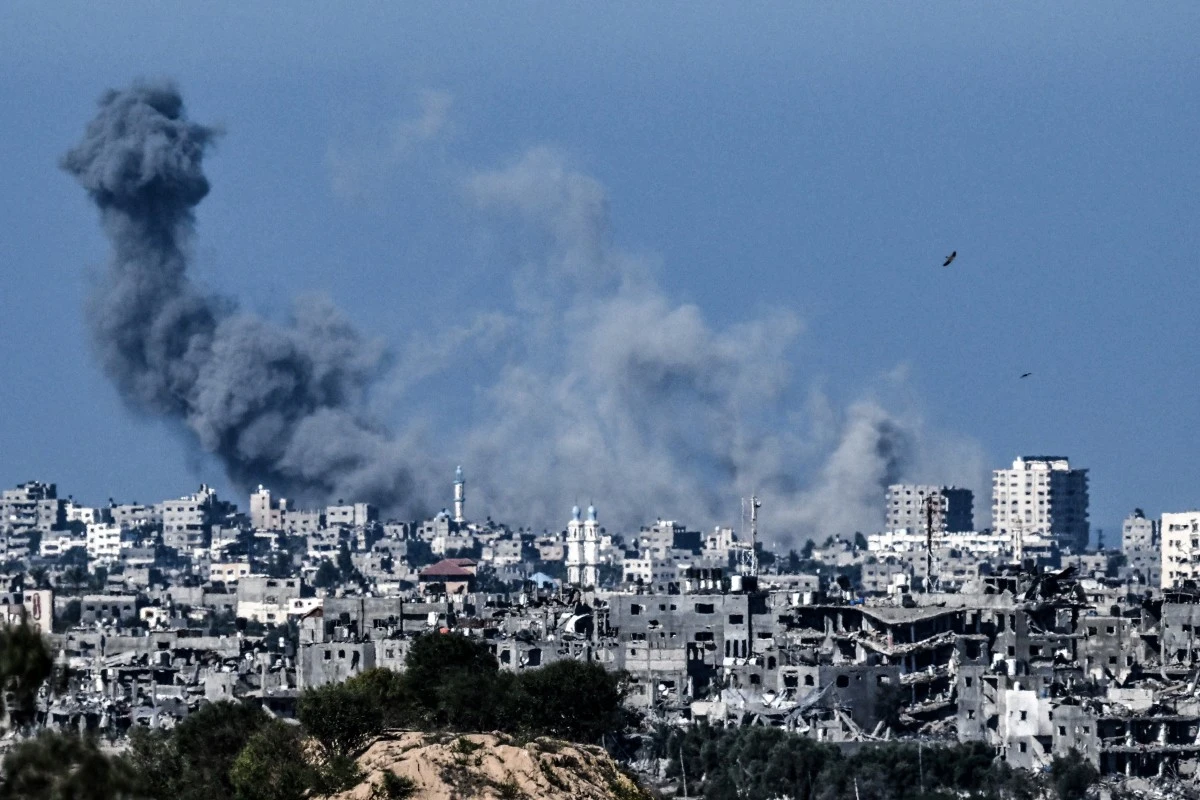 Une photo prise du côté israélien de la frontière avec la bande de Gaza montre de la fumée s'élevant au-dessus de la partie nord-ouest de l'enclave palestinienne lors d'un bombardement israélien le 21 octobre 2023, dans le cadre des batailles en cours entre Israël et le Hamas. (Photo Aris Messinis AFP)