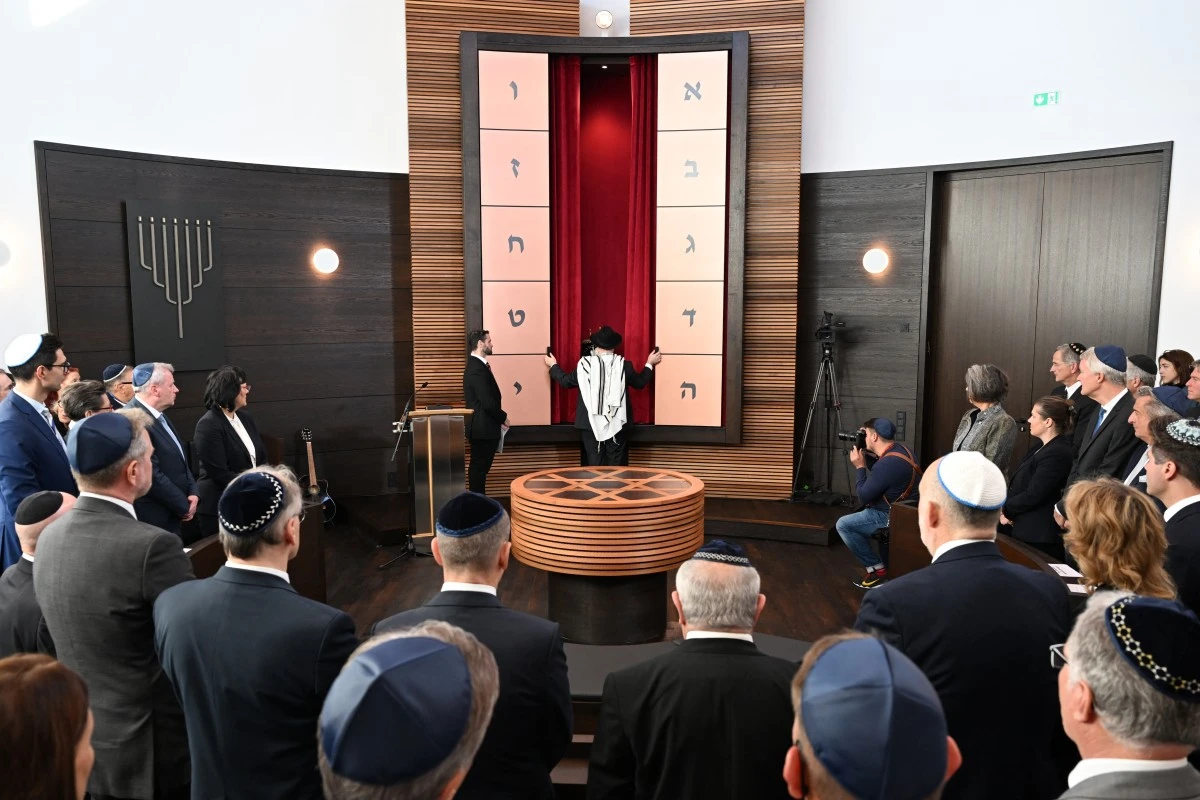 Le chancelier allemand promet son soutien aux Juifs lors de l'inauguration d'une synagogue