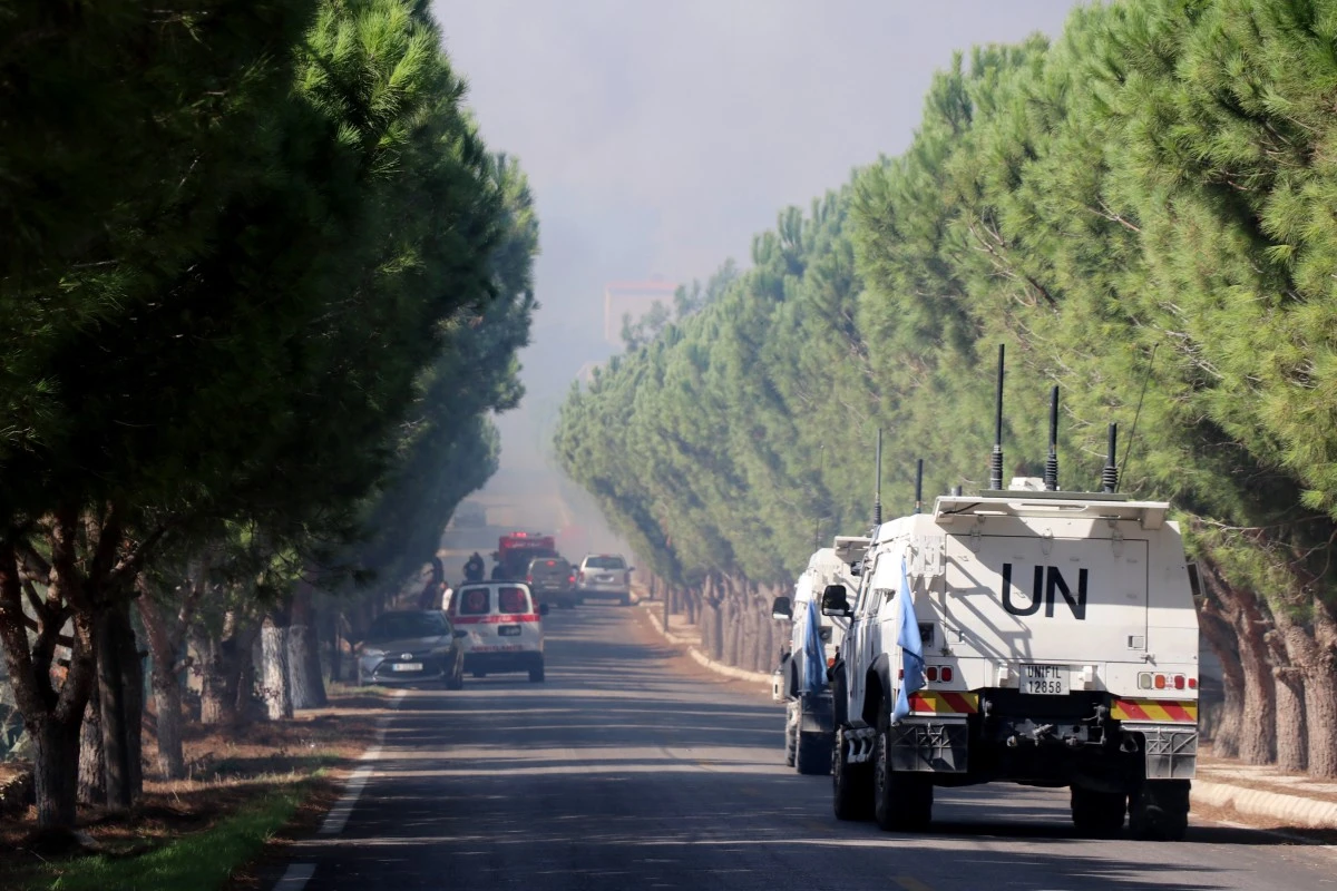 Des Libanais luttent contre un incendie après des frappes israéliennes