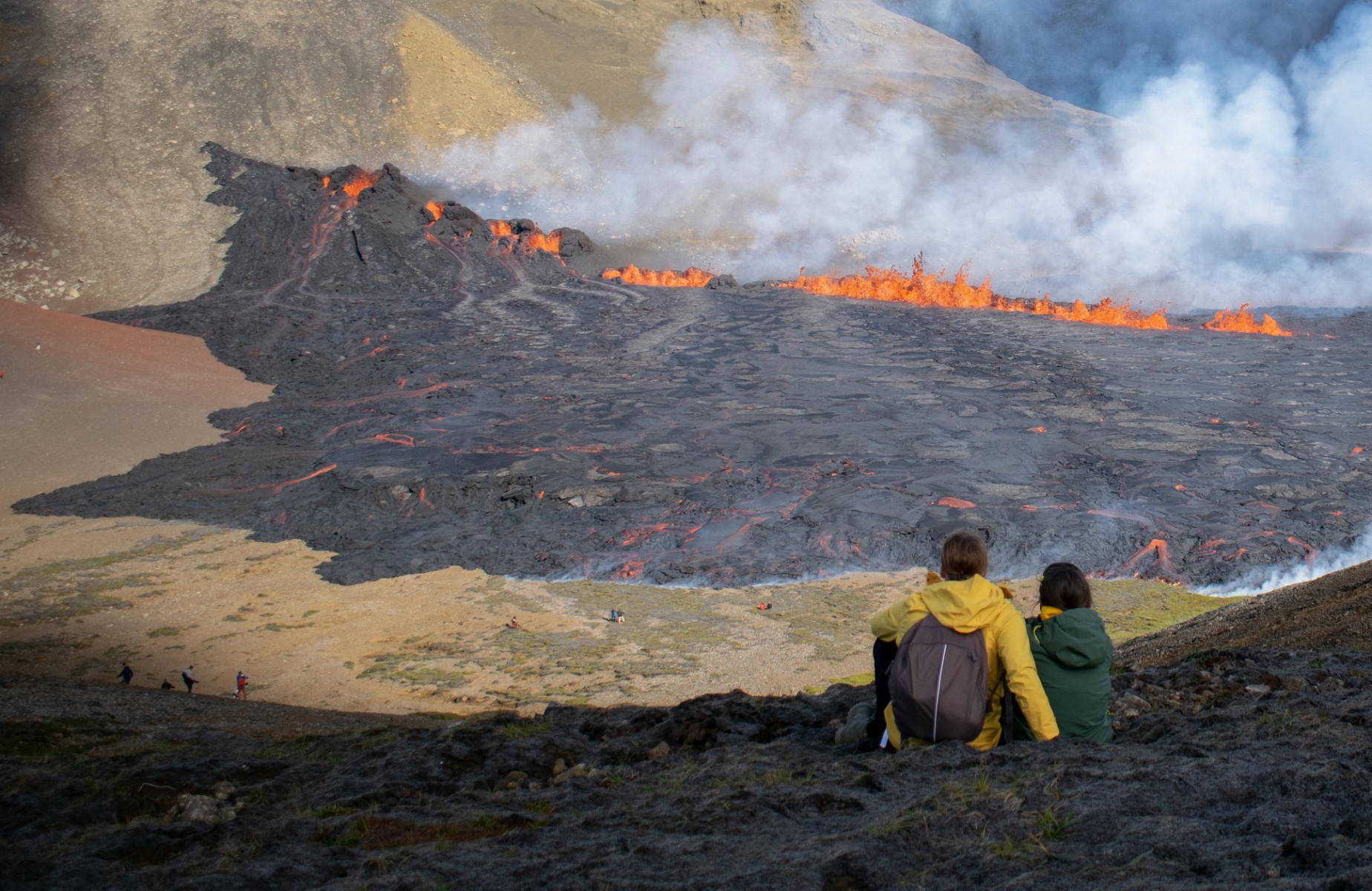 Des personnes regardent la lave s'écouler sur les lieux de la nouvelle éruption volcanique à Grindavik, en Islande, le 3 août 2022. (Photo Jeremie Richard AFP)