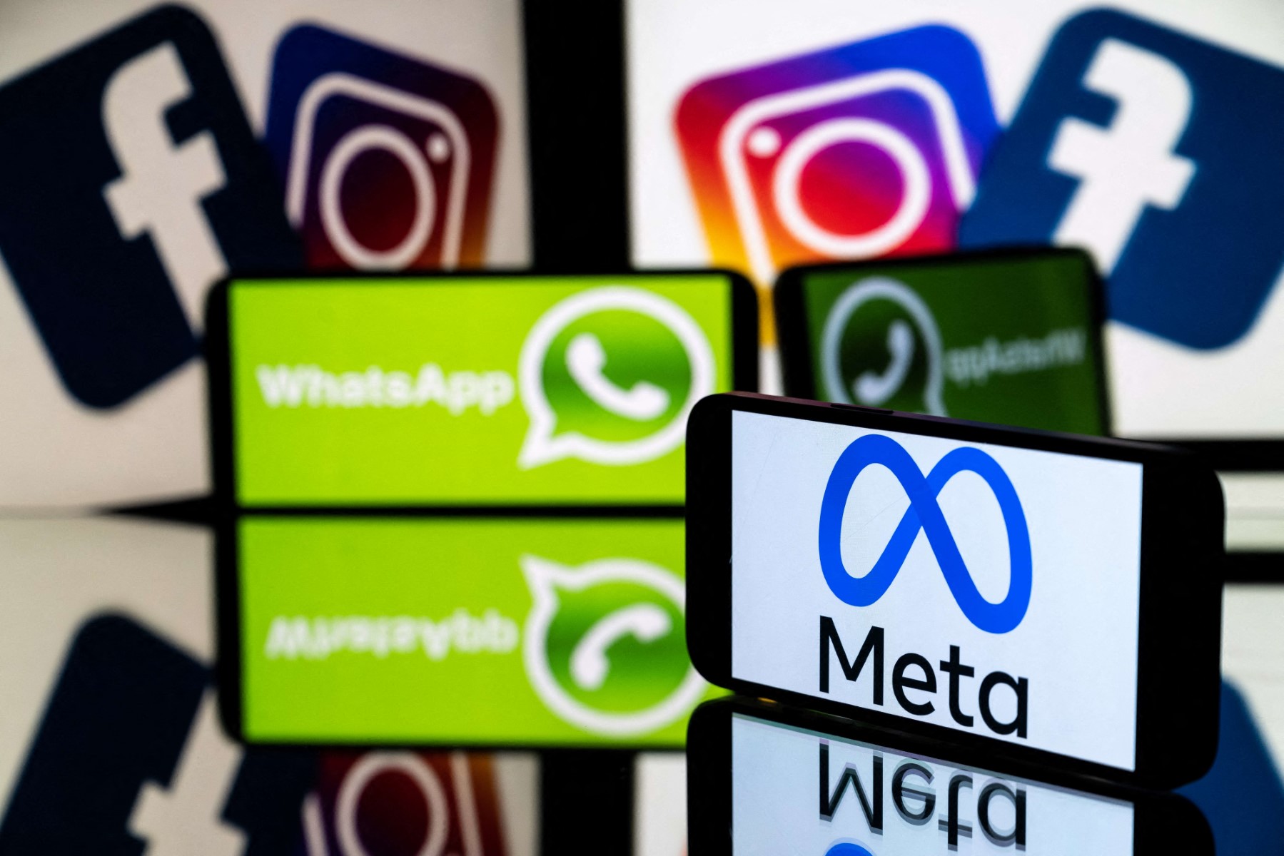 Pubs ciblées sur Facebook et Instagram: l'UE serre la vis sur l'usage des données