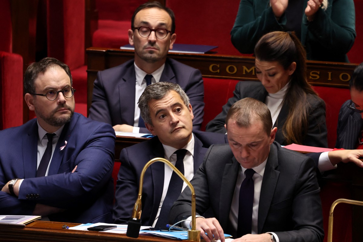 Le ministre français de l'Intérieur Gerald Darmanin (au centre) et le ministre français du Travail Olivier Dussopt (à droite) assistent à une séance de questions à l'Assemblée nationale à Paris, le 31 octobre 2023. (Photo Emmanuel Dunand AFP)