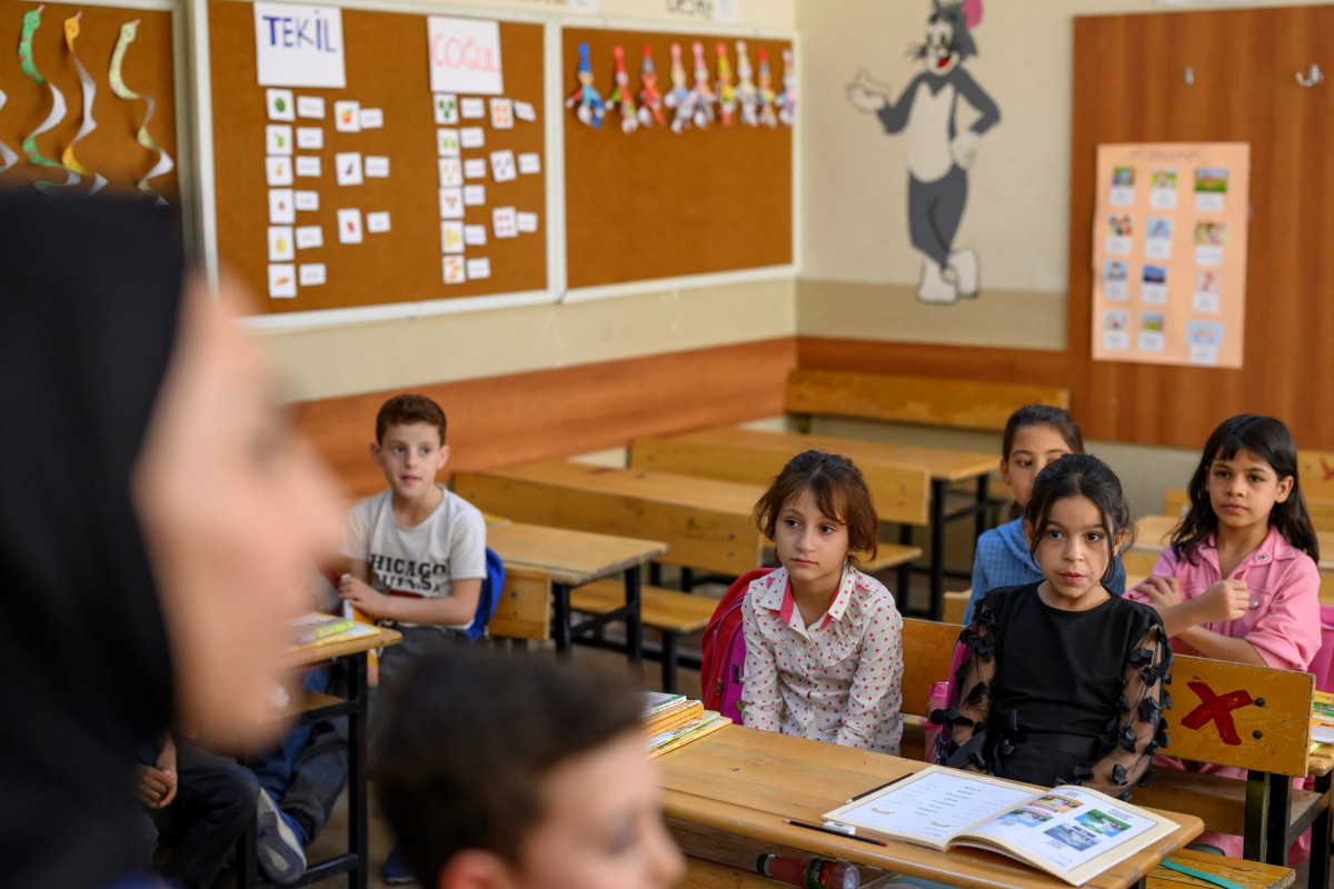 Des élèves assistent à un cours à l'école PIKTES (école primaire Yavuz Selim) à Sanliurfa, dans le sud-est de la Turquie, le 17 octobre 2023. (Photo Yasin Akgul AFP)