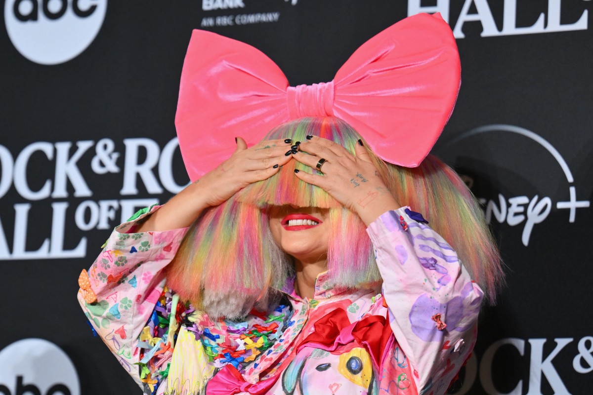 L'auteur-compositeur-interprète australienne Sia pose dans la salle de presse lors de la 38e cérémonie annuelle d'intronisation au Rock & Roll Hall of Fame au Barclays Center dans l'arrondissement de Brooklyn à New York, le 3 novembre 2023. (Photo par Angela Weiss AFP)