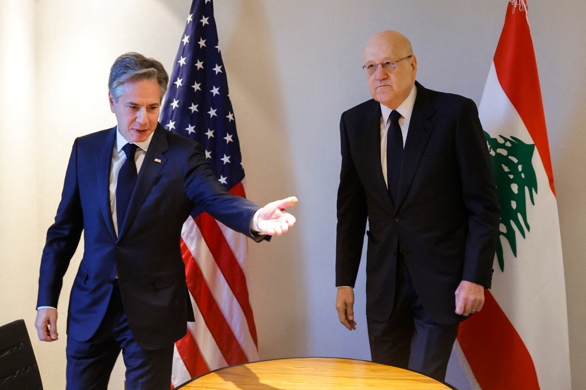 Le secrétaire d'État américain Antony Blinken fait signe au premier ministre intérimaire libanais Najib Mikati de s'asseoir lors d'une journée de réunions dans un hôtel, sur fond de conflit entre Israël et le groupe palestinien Hamas, dans la capitale jordanienne Amman, le 4 novembre 2023. (Photo Jonathan Ernst, Pool AFP)