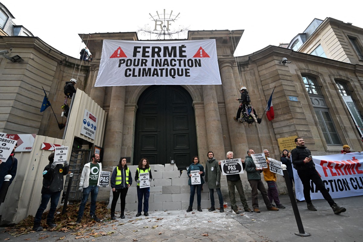 Action coup de poing devant des ministères pour dénoncer l'«inaction climatique» du gouvernement