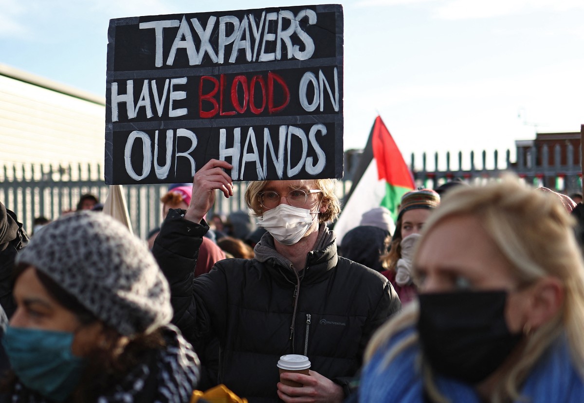 Des manifestants bloquent l'entrée de l'usine de BAE Systems lors d'une manifestation de «Workers for a Free Palestine», appelant à la fin des ventes d'armes à Israël et soutenant un cessez-le-feu immédiat entre Israël et le Hamas, près de Rochester, dans le sud-est de l'Angleterre, le 10 novembre 2023. (Photo Henry Nicholls AFP)