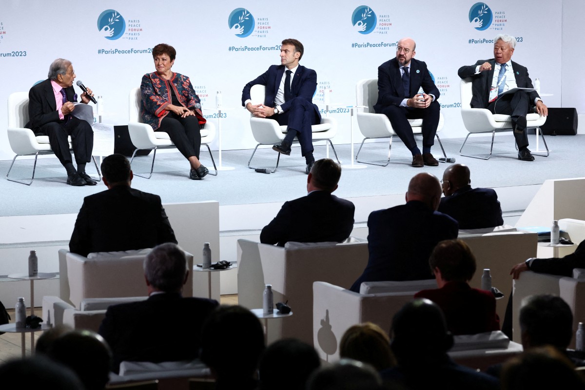 Le président français Emmanuel Macron, N.K. Singh, président de l'Institut de la croissance économique, la directrice générale du Fonds monétaire international (FMI) Kristalina Georgieva, le président du Conseil européen Charles Michel et Jin Liqun, président de la Banque asiatique d'investissement dans les infrastructures (AIIB) assistent à la cérémonie d'ouverture du Forum de Paris sur la paix au Palais Brongniart à Paris, le 10 novembre 2023. (Photo Stephanie Lecocq, Pool AFP)