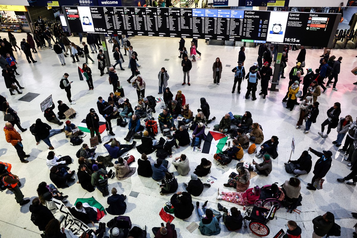 Des manifestants participent à un sit-in à la gare de Waterloo en marge de la "Marche nationale pour la Palestine" dans le centre de Londres, le 11 novembre 2023, pour demander un cessez-le-feu dans le conflit entre Israël et le Hamas. (Photo Henry Nicholls AFP)