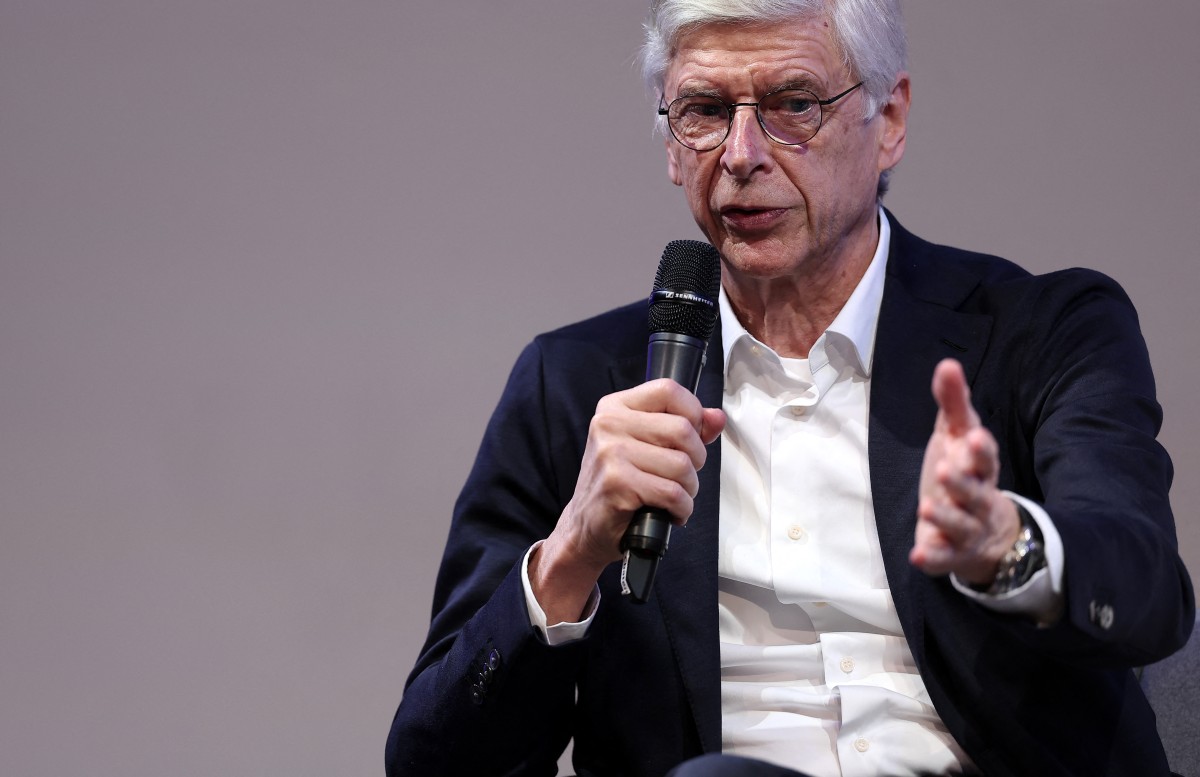 Le Français Arsène Wenger, directeur du développement du football mondial de la FIFA, prononce un discours lors d'un débat marquant les 50 ans du modèle de formation français à Clairefontaine-en-Yvelines, le 14 novembre 2023. (Photo Franck Fife AFP)