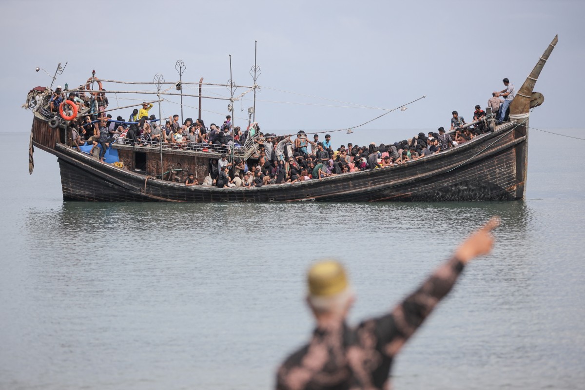Des réfugiés rohingyas nouvellement arrivés sont bloqués sur un bateau après que la communauté voisine a décidé de ne pas les autoriser à débarquer après leur avoir donné de l'eau et de la nourriture à Pineung, dans la province d'Aceh, le 16 novembre 2023. (Photo Amanda Jufrian AFP)