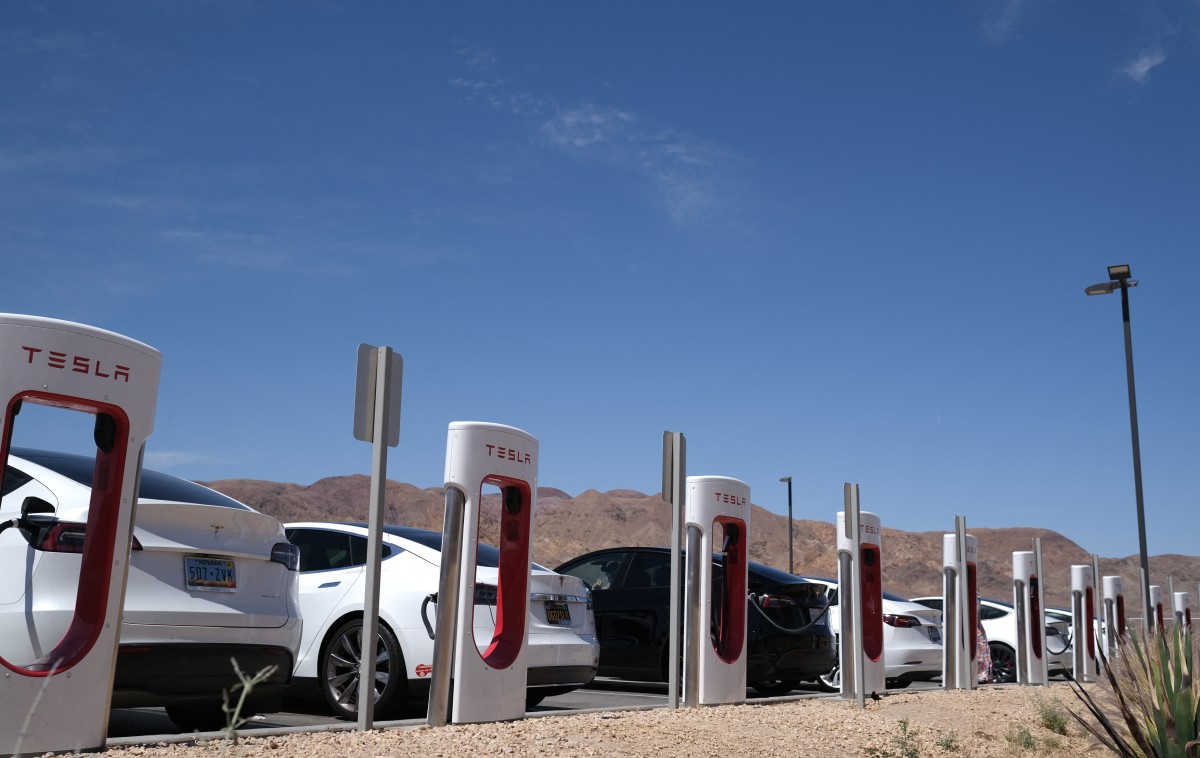 Des voitures Tesla sont installées à des stations de recharge à Yermo, en Californie, le 14 mai 2022. La transition des États-Unis vers les voitures électriques s'est heurtée à un obstacle, les préoccupations relatives à l'autonomie des véhicules et à la capacité de recharge limitée venant s'ajouter aux problèmes d'accessibilité financière. (Photo Chris Delmas AFP)