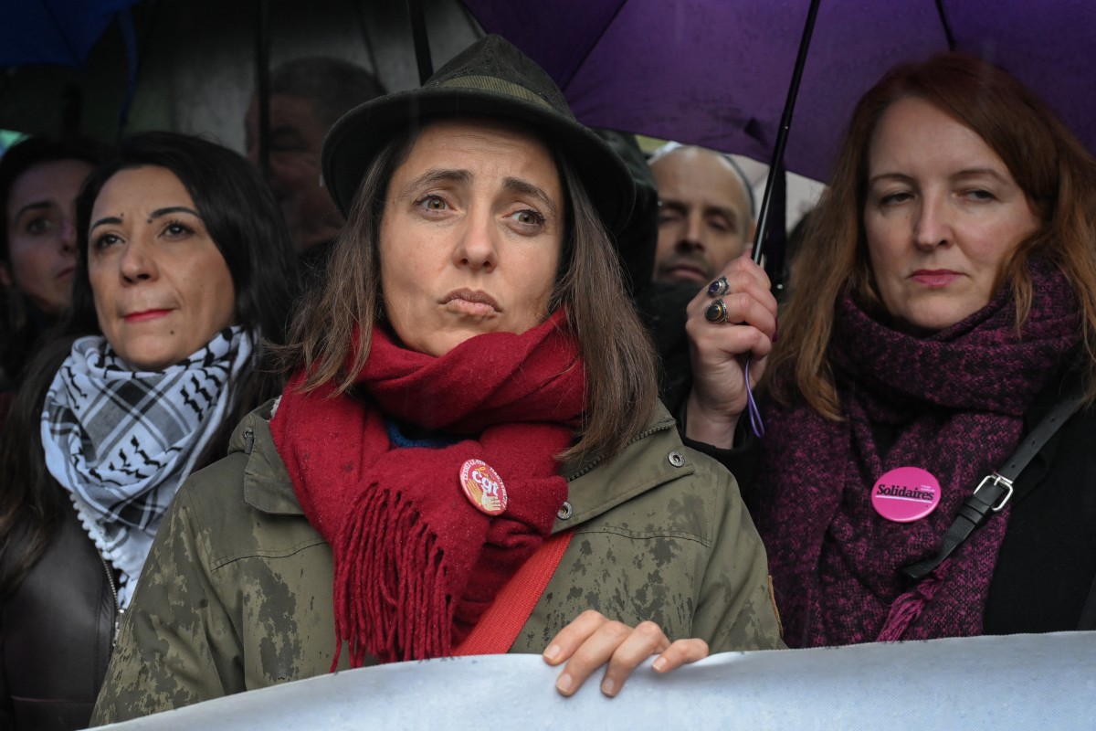 La secrétaire générale du syndicat français CGT Sophie Binet (au centre) se tient à côté de la représentante de l'Autorité palestinienne en France Hala Abou-Hassira (à gauche) alors qu'elles participent à une manifestation pour exiger un "cessez-le-feu immédiat à Gaza" organisée par les syndicats français CGT, Solidaires et FSU à Paris, le 18 novembre 2023. (Photo par Bertrand Guay AFP)