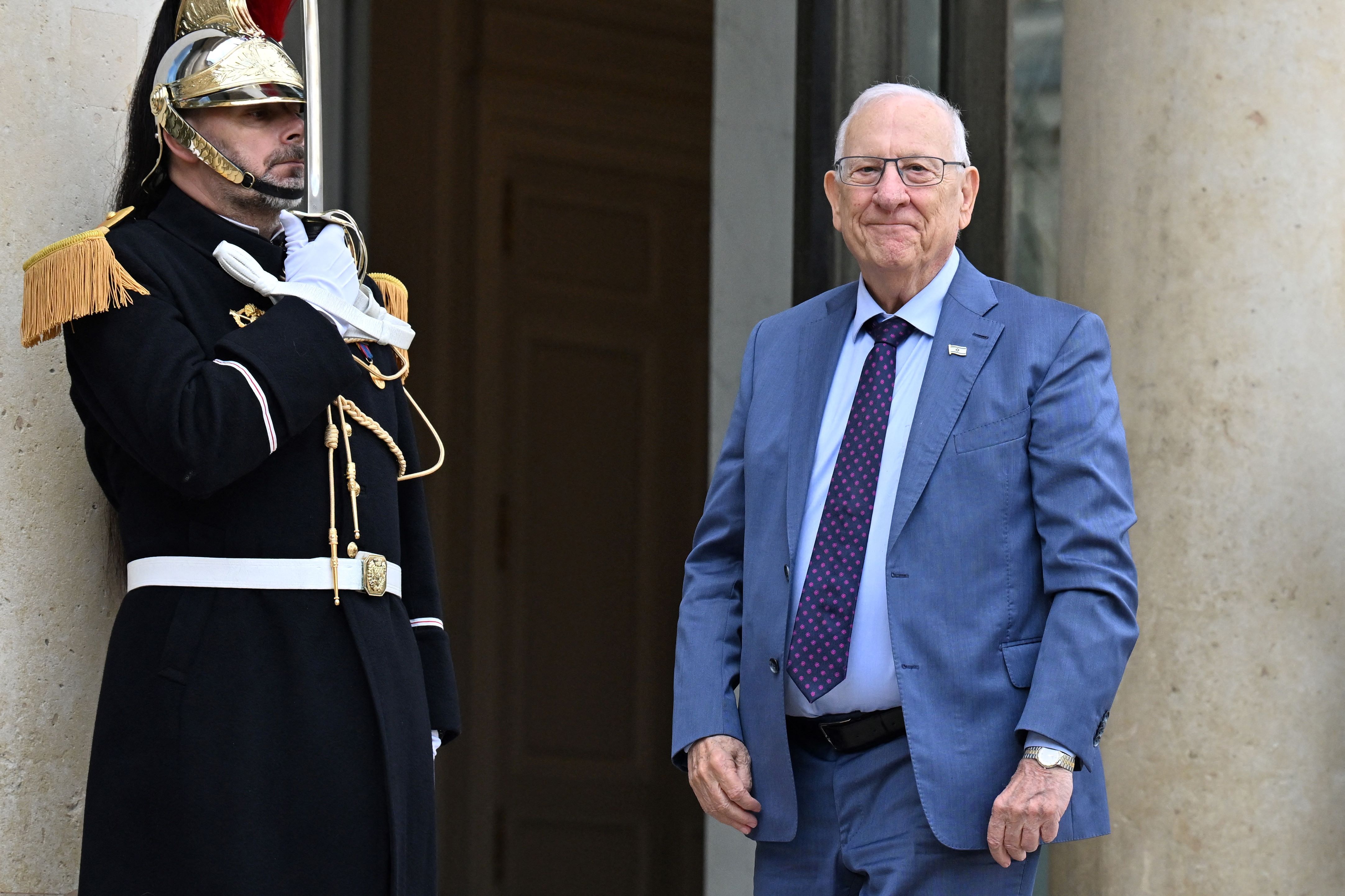 Macron reçoit l’ancien président d’Israël et appelle à une trêve humanitaire à Gaza