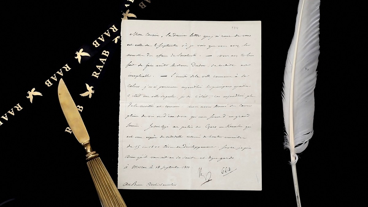 Cette image, reproduite avec l'autorisation de la Raab Collection de Philadelphie, montre une lettre envoyée par Napoléon pendant la campagne de Russie. Onze lettres envoyées par Napoléon Bonaparte, y compris des dépêches du Kremlin, ont été mises en vente pour 2,1 millions de dollars lors d'une vente aux enchères. (Photo The Raab Collection Philadelphia AFP)