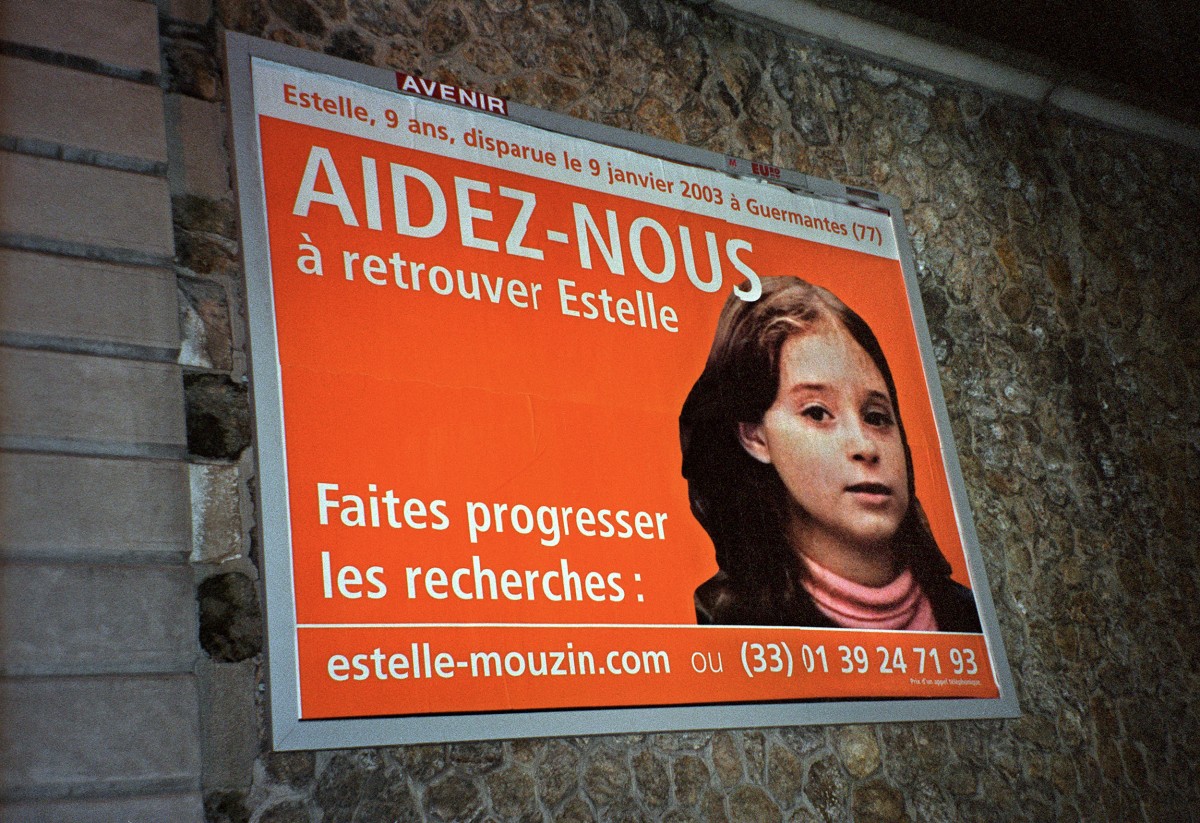 Cette photographie prise le 15 mars 2003 à Paris montre un avis de recherche d'Estelle Mouzin, une fillette de neuf ans disparue en 2003. Monique Olivier, ex-épouse du tueur en série Michel Fourniret, sera jugée devant la cour d'assises de Nanterre, en banlieue parisienne, du 28 novembre 2023 au 22 décembre 2023, pour complicité d'enlèvement d'Estelle Mouzin, alors âgée de 9 ans, en 2003. (Photo CBA AFP)
