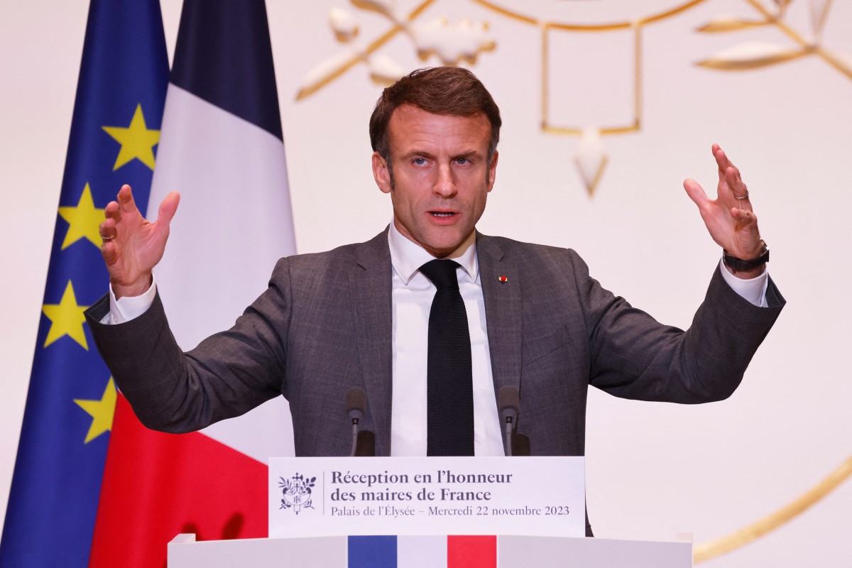 Macron promet aux maires une décentralisation «réelle et audacieuse»