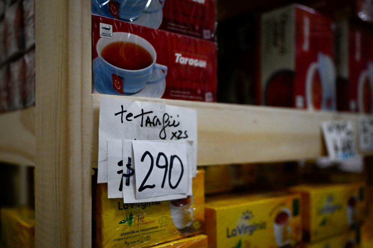 Vue de l'étiquette de prix du thé, qui a été changée plusieurs fois, dans un supermarché à Moron, province de Buenos Aires, Argentine, le 22 novembre 2023. (Photo Luis Robayo AFP)