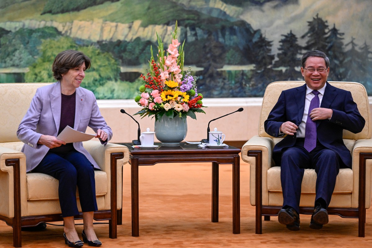 Le Premier ministre chinois Li Qiang (R) s'entretient avec la ministre française des Affaires étrangères Catherine Colonna lors de leur rencontre au Grand Hall du Peuple à Beijing, le 24 novembre 2023. (Photo Jade Gao, Pool AFP)
