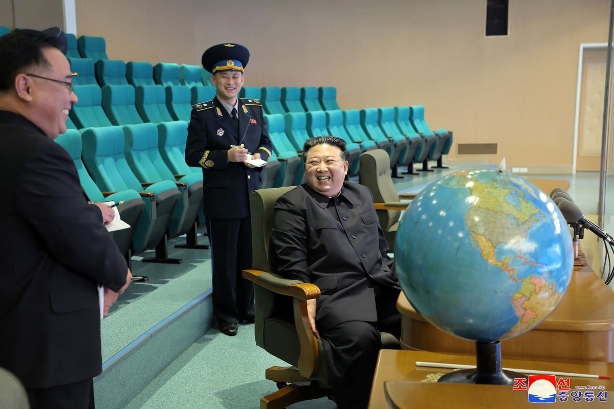 Cette photo prise le 24 novembre 2023 et diffusée par l'agence de presse officielle nord-coréenne Korean Central News Agency (KCNA) le 25 novembre 2023 montre le dirigeant nord-coréen Kim Jong Un (à droite) se préparant à l'exploitation du satellite de reconnaissance lors d'une visite au centre de contrôle général de Pyongyang à la direction nationale de la technologie aérospatiale à Pyongyang. (Photo KCNA VIA KNS / AFP)