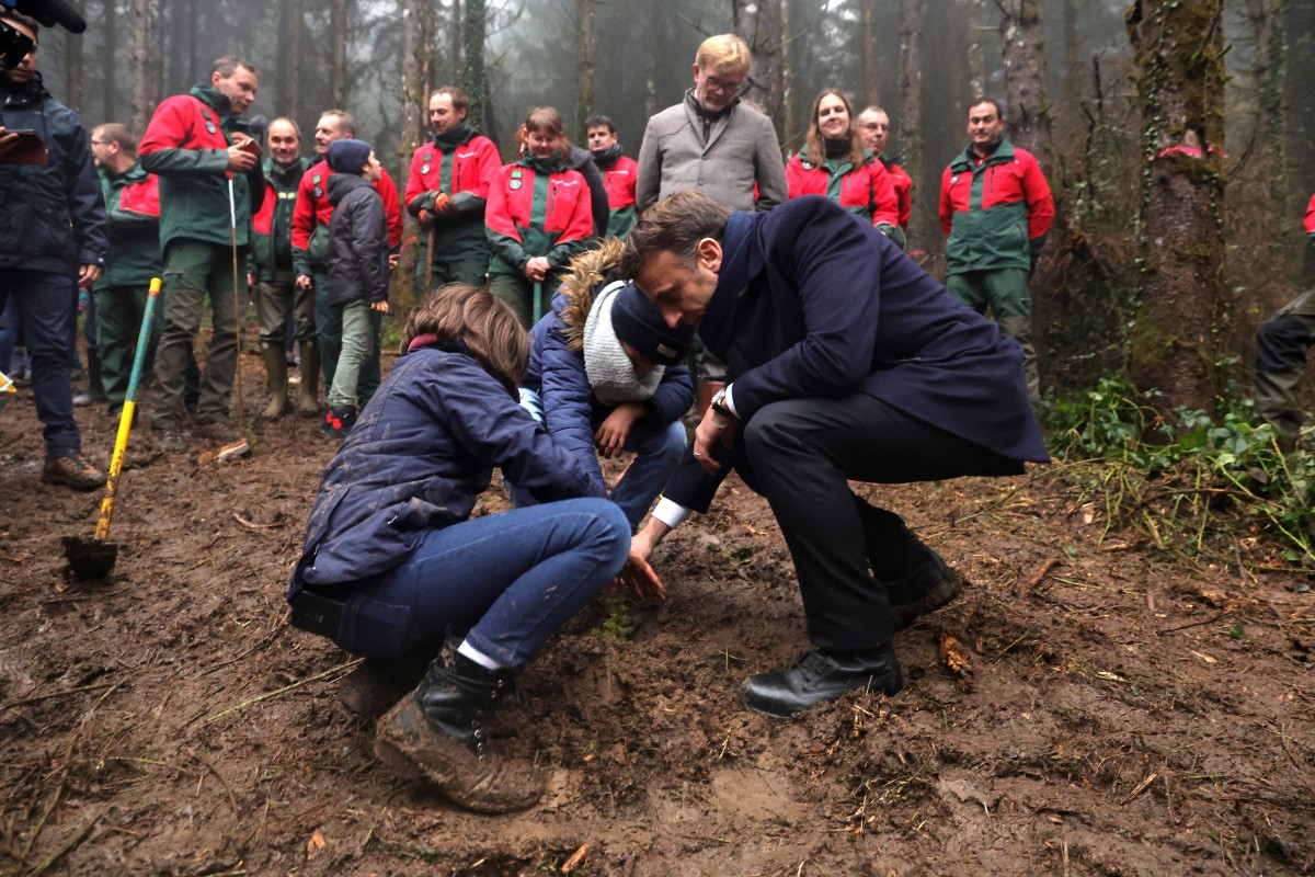 Avec des collégiens du Jura, Macron veut «mobiliser» pour planter un milliard d'arbres