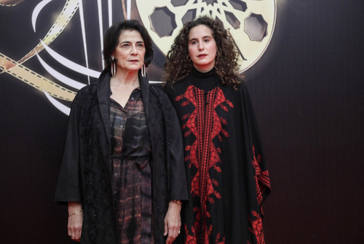 (De gauche à droite) L'actrice et réalisatrice palestinienne Hiam Abbass et la réalisatrice franco-algérienne Lina Soualem posent sur le tapis rouge du 20e Festival international du film de Marrakech, le 25 novembre 2023. (Photo AFP)