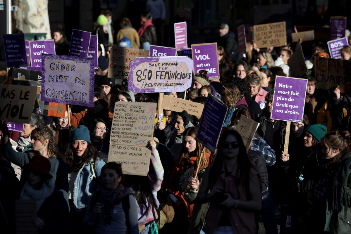 Des femmes tiennent des pancartes alors qu'elles marchent lors d'une manifestation pour marquer la Journée internationale pour l'élimination de la violence à l'égard des femmes à Toulouse, dans le sud-ouest de la France, le 25 novembre 2023. (Photo par Valentine Chapuis AFP)
