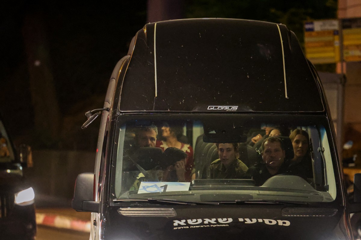 Un convoi transportant des otages israéliens libérés de la bande de Gaza par le Hamas arrive au centre médical Sheba à Ramat Gan, le 26 novembre 2023. (Photo Jack Guez AFP)