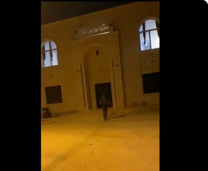 La vidéo d’un soldat israélien qui lance une grenade dans une mosquée fait le tour des réseaux sociaux