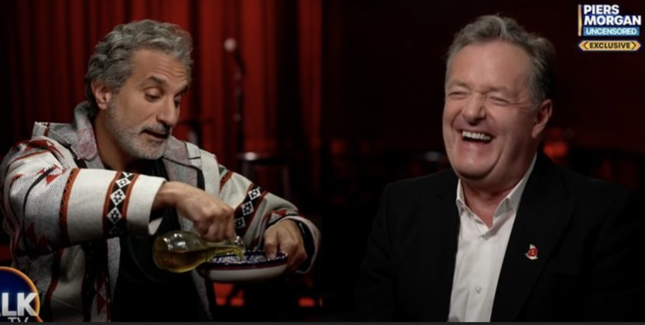 Pourquoi Bassem Youssef portait une kachabia lors de son entretien avec Piers Morgan
