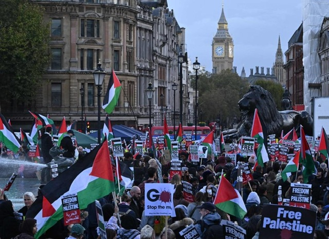 Les manifestants pro-palestiniens exigent un cessez-le-feu à Gaza lors des marches européennes