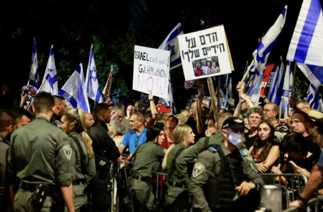 En Israël, des milliers de manifestants accentuent la pression sur Netanyahou