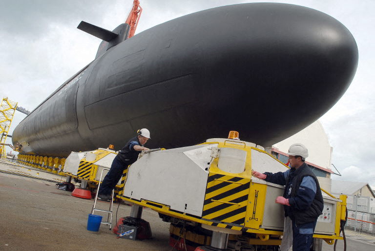Photo prise le 20 mars 2008 sur le site de la DCNS à Cherbourg, du sous-marin nucléaire lanceur d'engin de nouvelle génération (SNLE-NG)Le Terrible, qui sera le premier à disposer du missile balistique M-51. (Photo Jean-Paul Barbier AFP)