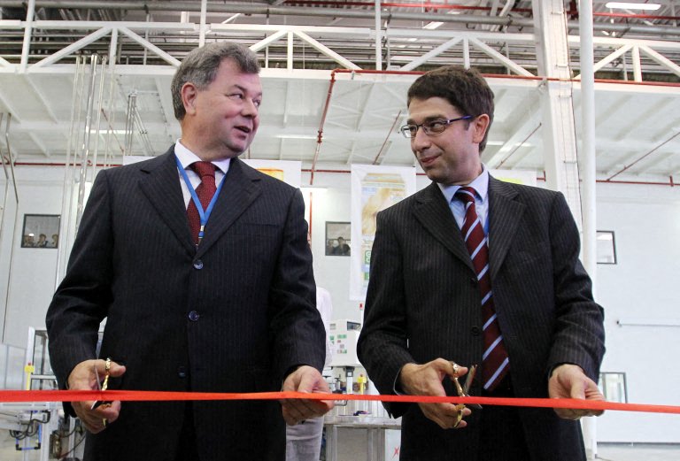 Le gouverneur de la région russe de Kaluga, Anatoly Artamonov (à gauche) et le directeur de l'usine de L'Oréal en Russie, Pierre Aller (à droite), coupent le ruban lors de la cérémonie d'ouverture de la première usine russe de L'Oréal à l'extérieur de Kaluga, à quelque 85 kilomètres de Moscou, le 23 septembre 2010. (Photo Alexey Sazonov AFP)