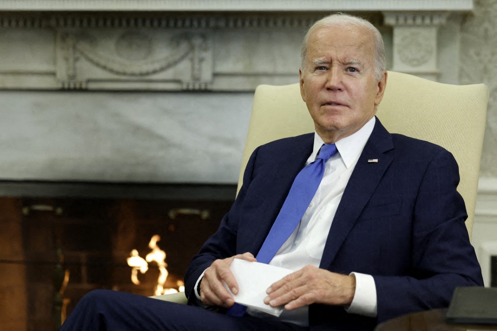Le président des États-Unis Joe Biden déclare aux journalistes que 74 Américains à double nationalité ont quitté Gaza à l'issue d'une séance de photos avec le président de la République dominicaine Luis Abinader dans le bureau ovale de la Maison-Blanche le 2 novembre 2023 à Washington, DC. (Photo Chip Somodevilla, Getty Images AFP)