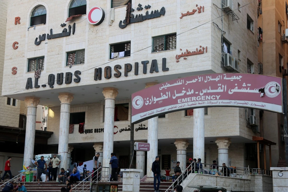 Des personnes attendent devant l'hôpital Al-Quds de la ville de Gaza le 29 octobre 2023, alors que les combats entre Israël et le Hamas se poursuivent pour la quatrième semaine. (Photo Khoder al-Zaanoun AFP)