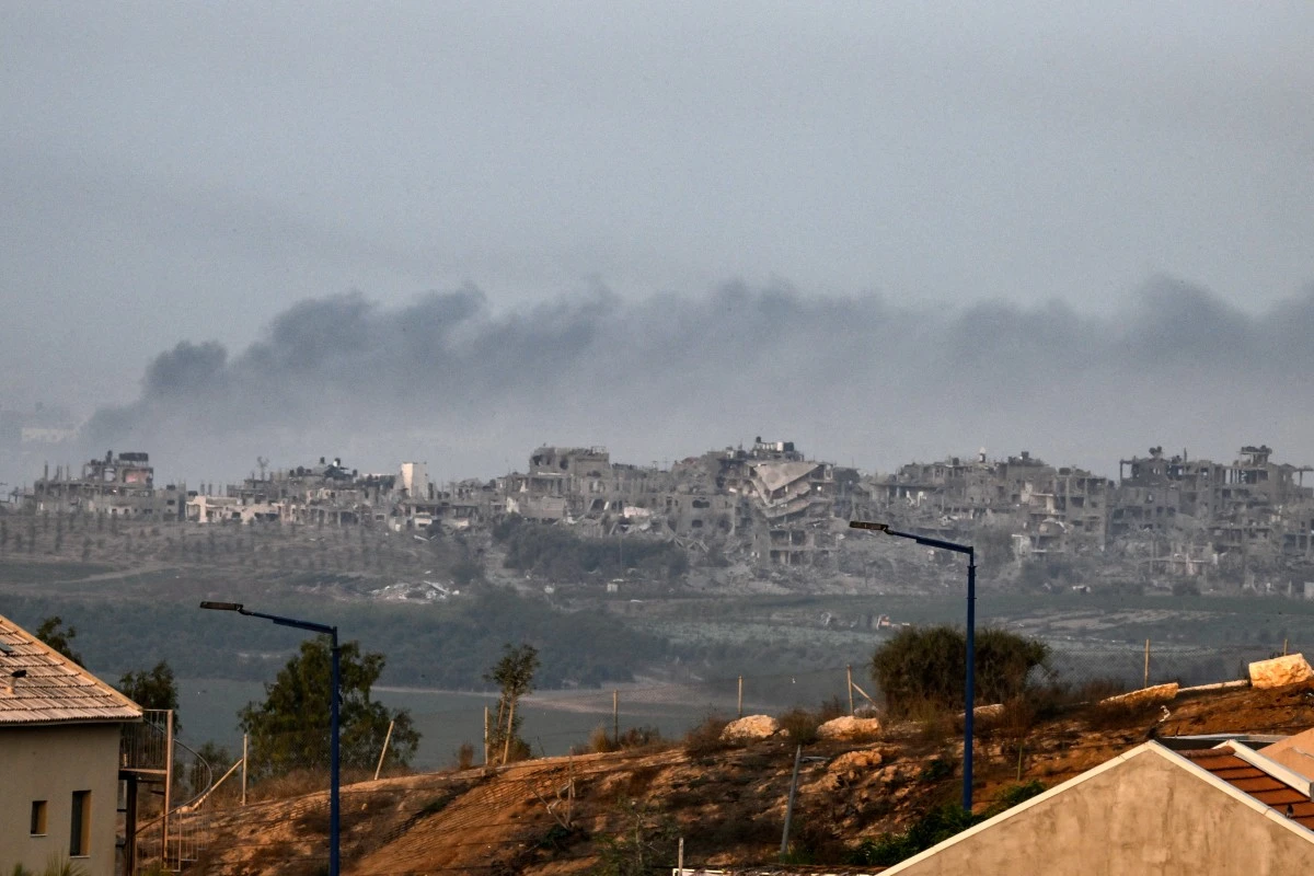 Cette photo prise à Sderot, le long de la frontière avec la bande de Gaza, le 5 novembre 2023, montre de la fumée noire s'élevant lors d'une frappe israélienne sur l'enclave palestinienne, au milieu des batailles en cours entre Israël et le mouvement palestinien Hamas. (Photo Yuri Cortez AFP)