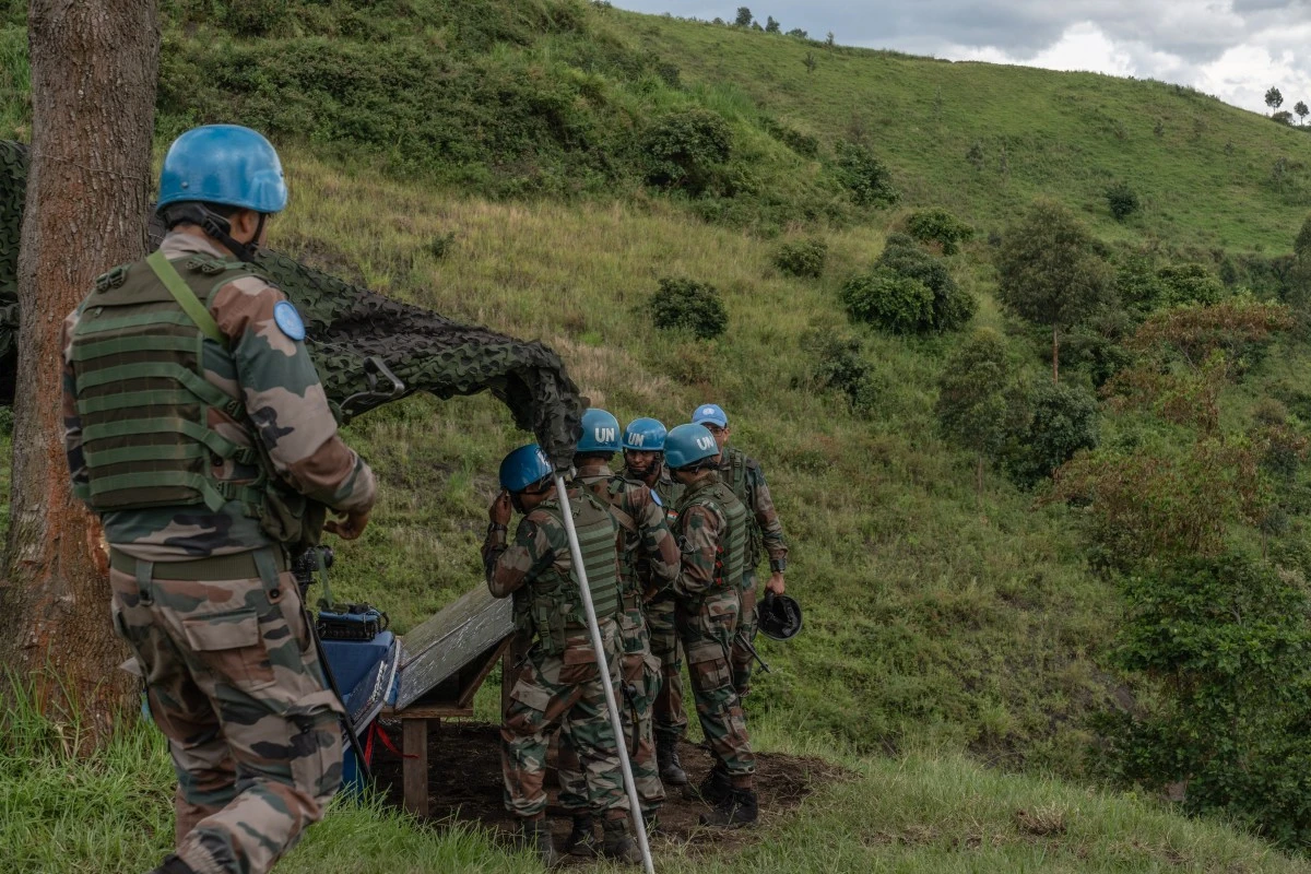 Des soldats de la paix de la Mission de l'Organisation des Nations Unies pour la stabilisation en République démocratique du Congo (MONUSCO) lors d'un exercice de formation sur le terrain à Sake, dans l'est de la République démocratique du Congo, le 6 novembre 2023. (Photo par Glody Murhabazi AFP)